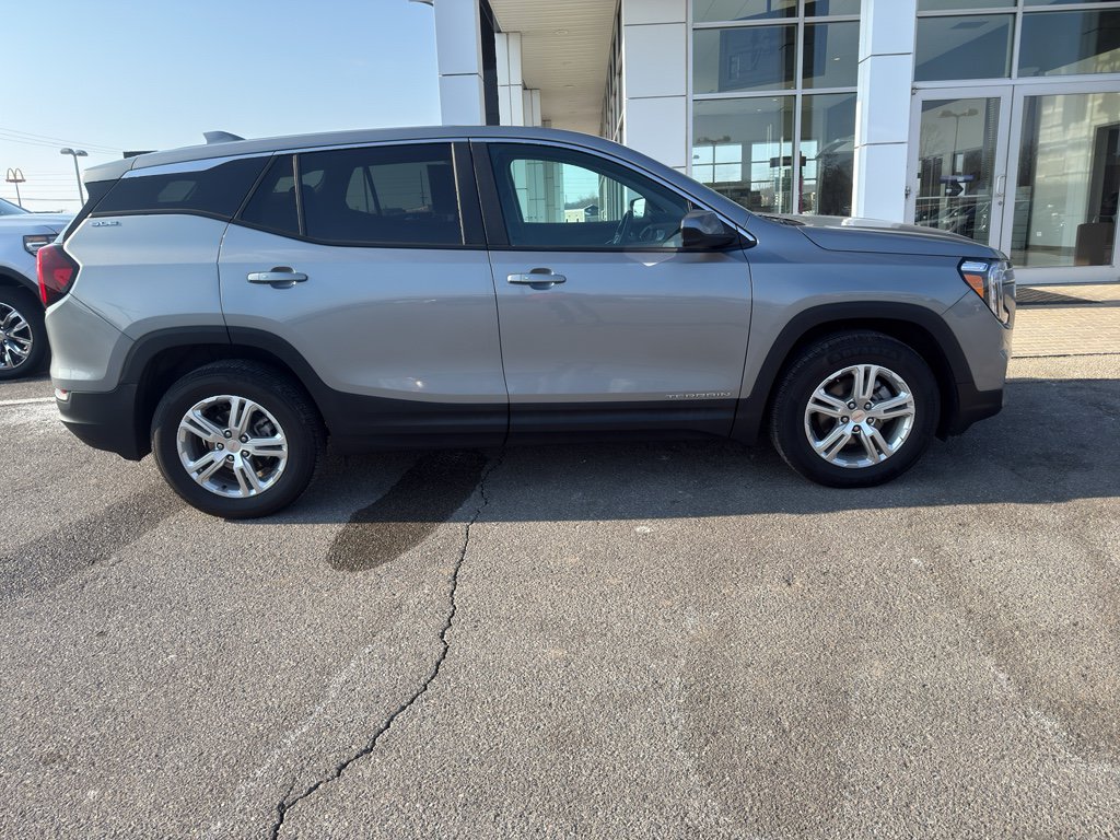 Used 2024 GMC Terrain SLE AWD/4WD image 2