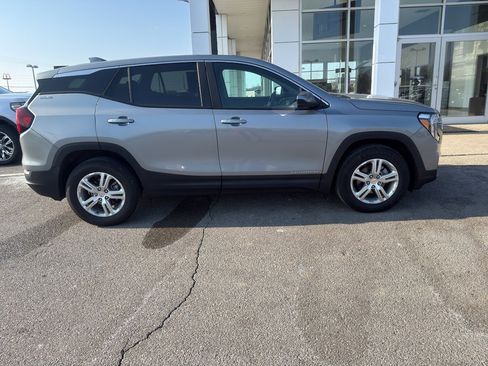 Used 2024 GMC Terrain SLE image 2
