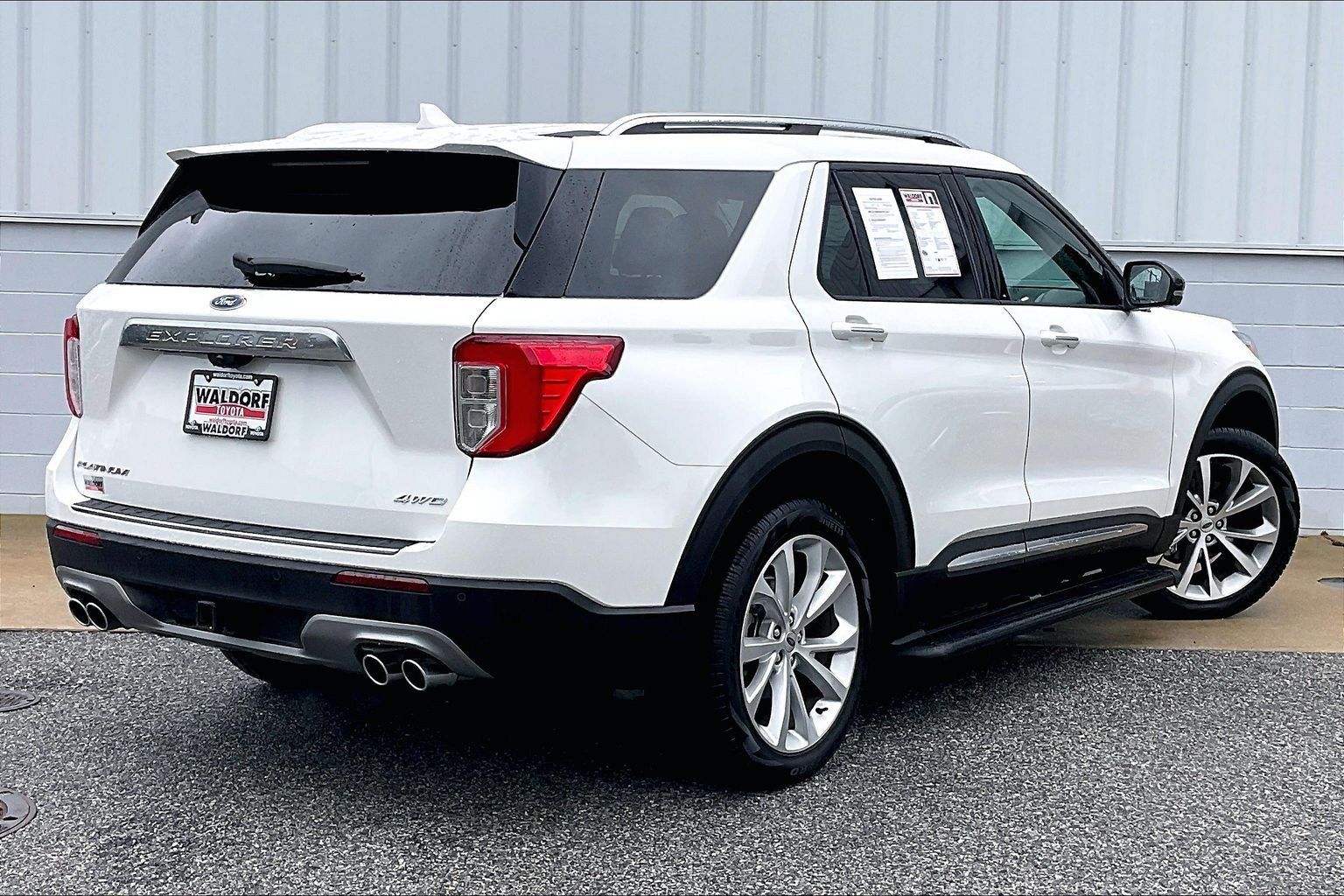 Used 2024 Ford Explorer Platinum w/ Technology Package AWD/4WD image 17