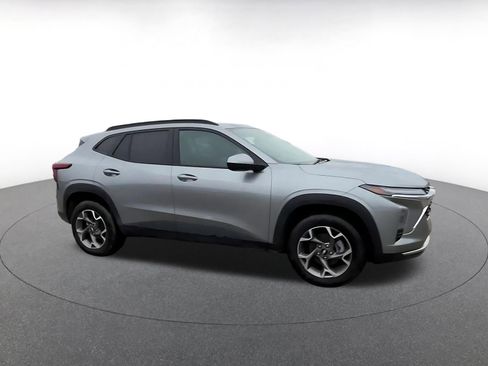 Used 2025 Chevrolet Trax LT w/ LT Convenience Package image 2