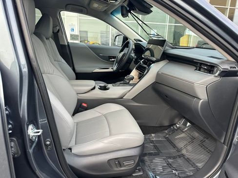 Used 2024 Toyota Venza Limited image 17