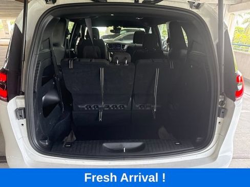 Used 2024 Chrysler Pacifica Touring FWD image 5