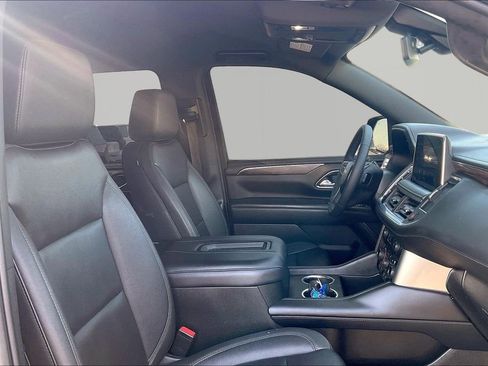 Used 2022 Chevrolet Suburban LT w/ Luxury Package image 32