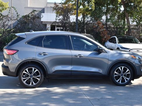 Used 2022 Ford Escape SE w/ SE Sport Appearance Package image 6