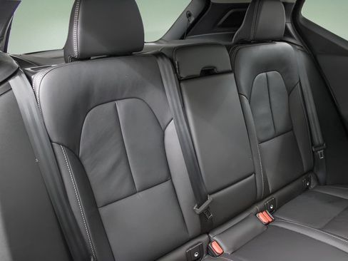 Certified 2025 Volvo XC40 B5 Ultra AWD/4WD image 28