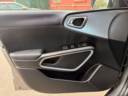 Used 2025 Kia Soul LX w/ LX Technology Package FWD image 18