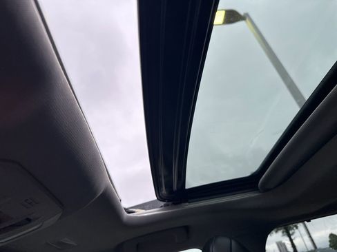 Used 2021 Toyota Highlander XLE image 3