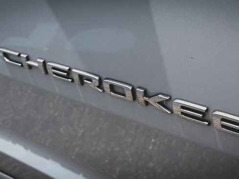 Used 2022 Jeep Grand Cherokee L Limited RWD image 6