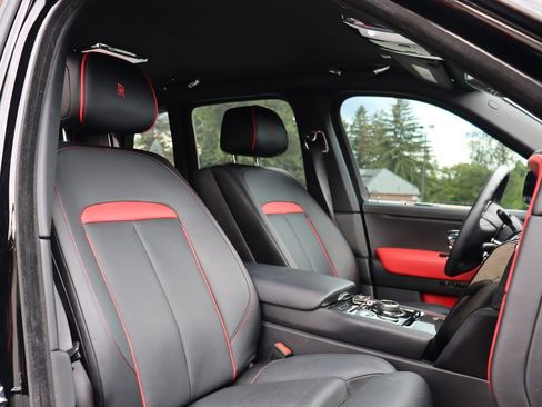 Used 2022 Rolls-Royce Cullinan Black Badge w/ Dark Exterior Package AWD/4WD image 40