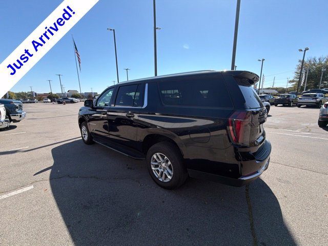 Used 2025 Chevrolet Suburban LT RWD image 4