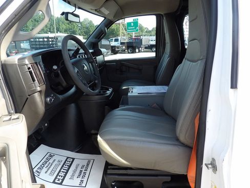 Used 2018 Chevrolet Express 2500 w/ Driver Convenience Package RWD image 17