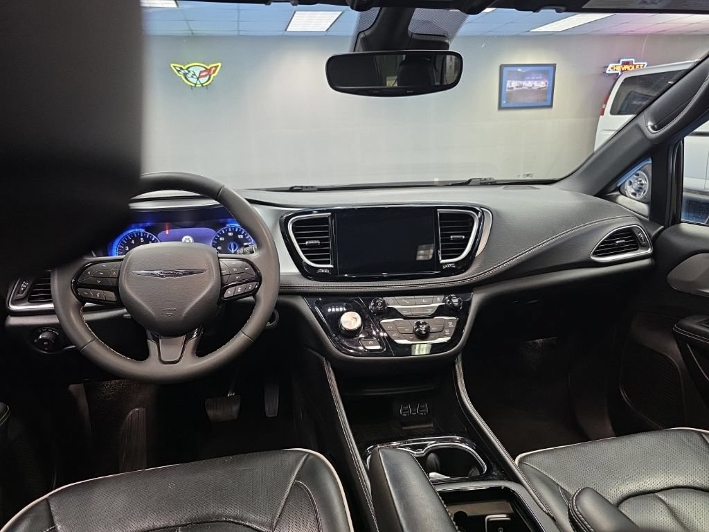 Used 2025 Chrysler Pacifica Limited FWD image 22