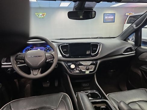 Used 2025 Chrysler Pacifica Limited FWD image 22