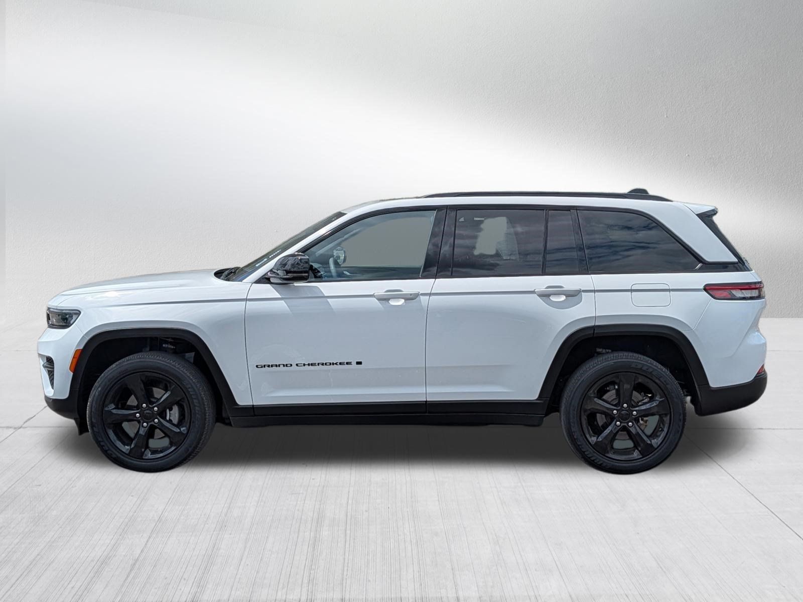 Used 2023 Jeep Grand Cherokee Altitude AWD/4WD image 4