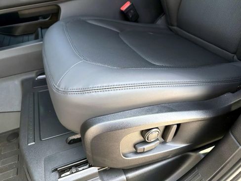 New 2026 Land Rover Defender 110 X-Dynamic SE image 18