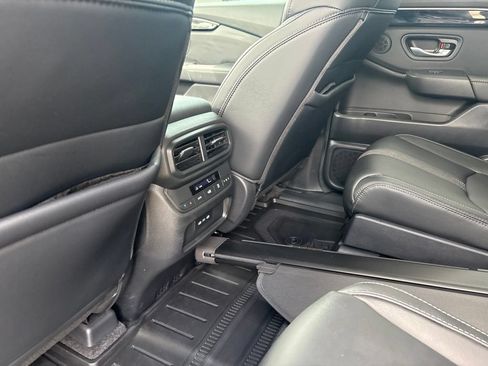 Used 2025 Honda Pilot Touring image 25
