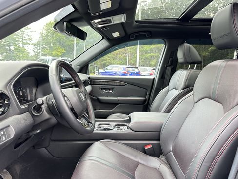 Used 2025 Honda Pilot Black Edition image 7