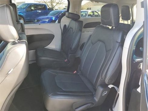 New 2023 Chrysler Pacifica Touring-L image 9