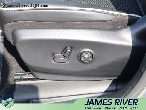 Used 2025 Chrysler Pacifica Limited FWD image 23