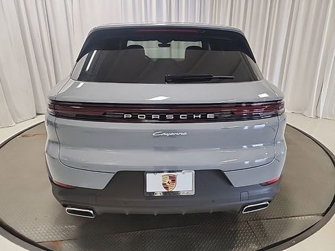 Used 2025 Porsche Cayenne AWD/4WD image 35