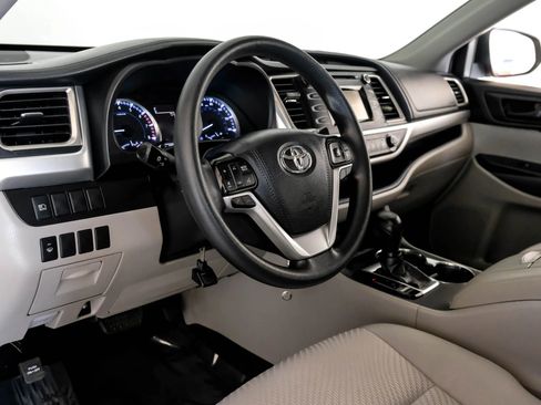 Used 2019 Toyota Highlander LE image 2