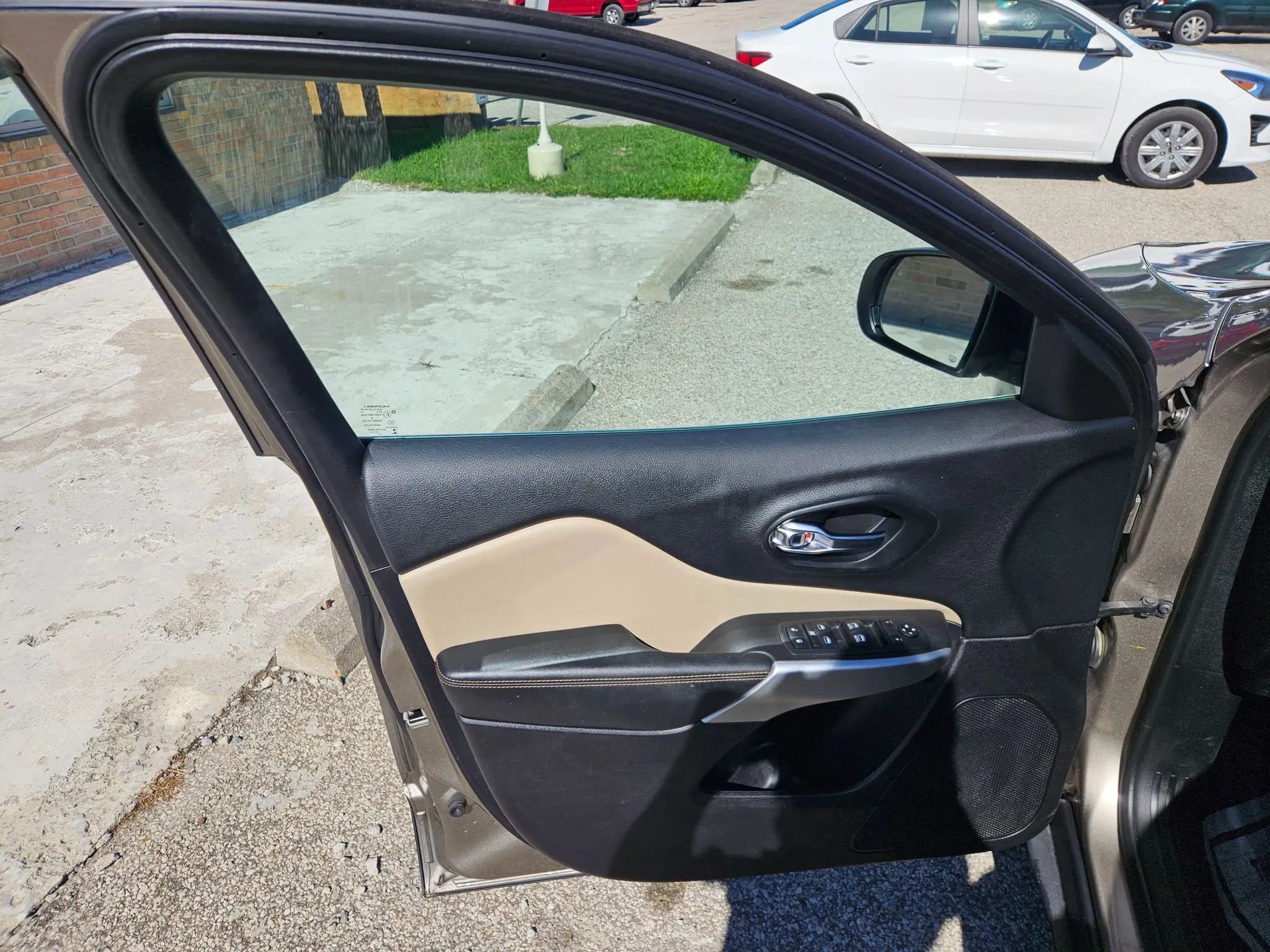 Used 2018 Jeep Cherokee Limited FWD image 18