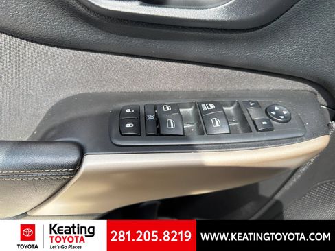 Used 2018 Jeep Cherokee Latitude w/ Altitude Package FWD image 9