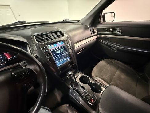 Used 2018 Ford Explorer XLT w/ Equipment Group 202A AWD/4WD image 83