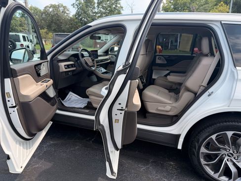 Used 2022 Lincoln Aviator Grand Touring w/ Equipment Group 301A AWD/4WD image 11