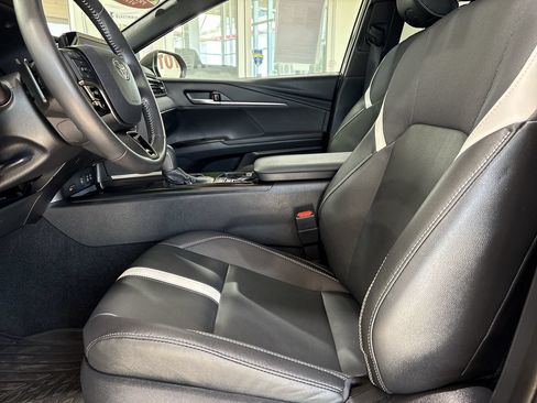 Used 2025 Toyota Camry SE w/ Convenience Package FWD image 11