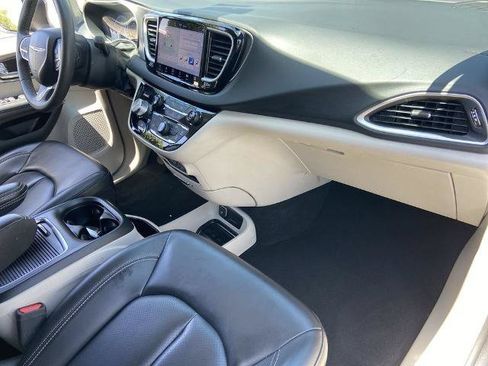 Used 2023 Chrysler Pacifica Touring-L FWD image 22
