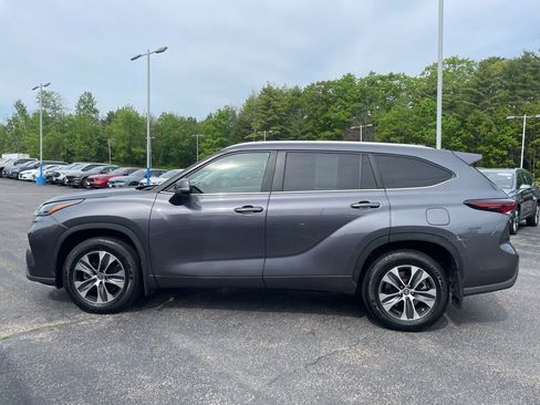 Used 2024 Toyota Highlander XLE AWD/4WD image 3