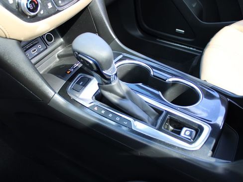 Used 2022 Chevrolet Equinox Premier AWD/4WD image 19