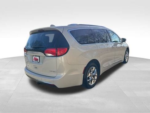 Used 2017 Chrysler Pacifica Limited image 4