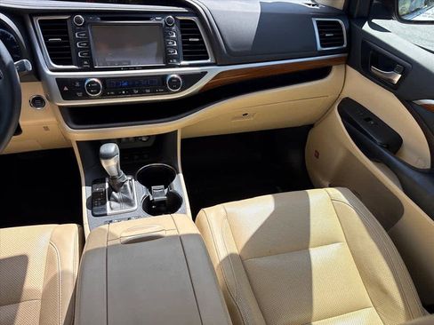 Used 2019 Toyota Highlander Limited AWD/4WD image 5