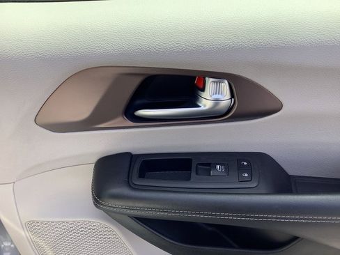 Used 2021 Chrysler Voyager Lxi image 38