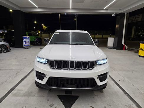 New 2025 Jeep Grand Cherokee Laredo w/ Luxury Tech Group I RWD image 8