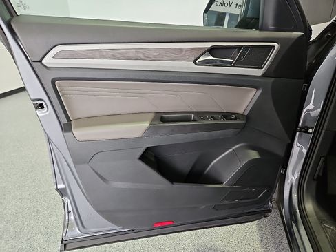 Certified 2022 Volkswagen Atlas Cross Sport SE w/ Black Wheel Package AWD/4WD image 15