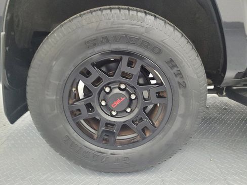 Used 2018 Toyota 4Runner SR5 AWD/4WD image 31