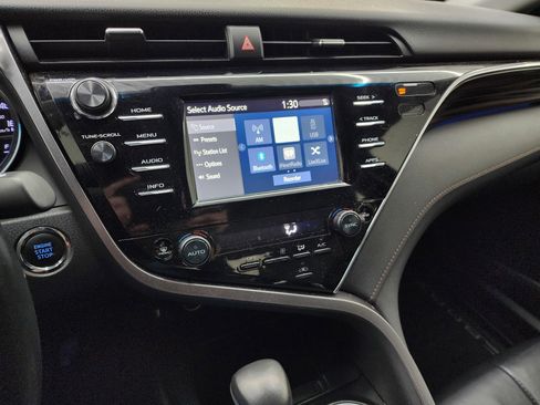 Used 2018 Toyota Camry XLE image 11