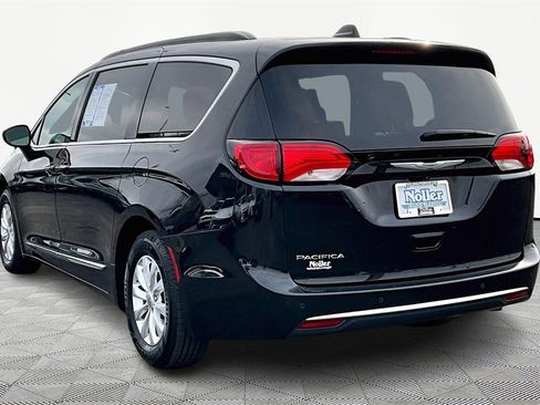 Used 2017 Chrysler Pacifica Touring-L image 13