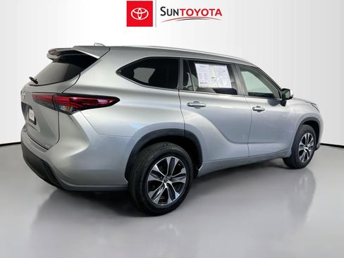 Used 2023 Toyota Highlander XLE image 4