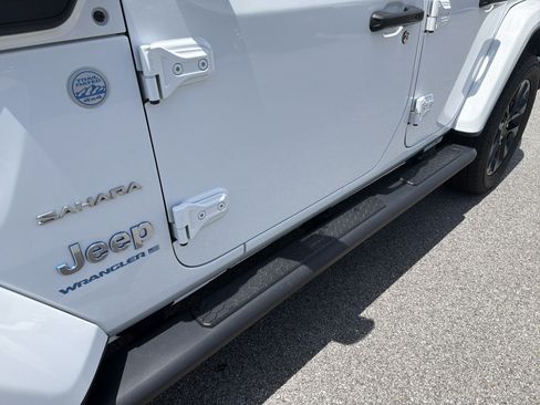 Used 2023 Jeep Wrangler Unlimited Sahara AWD/4WD image 14