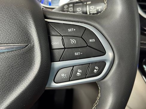 Used 2023 Chrysler Pacifica Limited FWD image 37