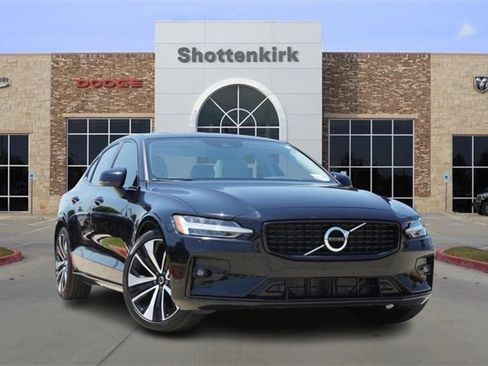 Used 2022 Volvo S60 B5 Momentum w/ Premium Package image 1