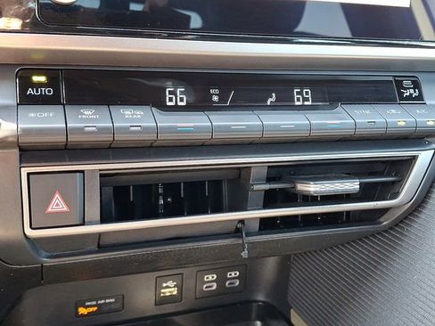 Used 2025 Toyota Camry SE w/ Convenience Package FWD image 15