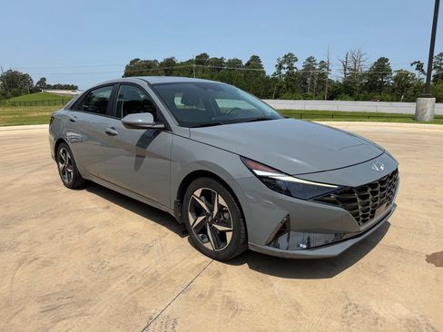 Used 2022 Hyundai Elantra Limited FWD image 7