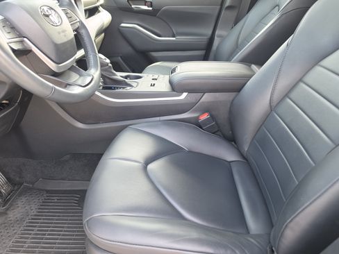 Used 2023 Toyota Highlander XLE FWD image 9