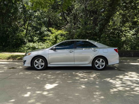 Used 2013 Toyota Camry SE FWD image 6