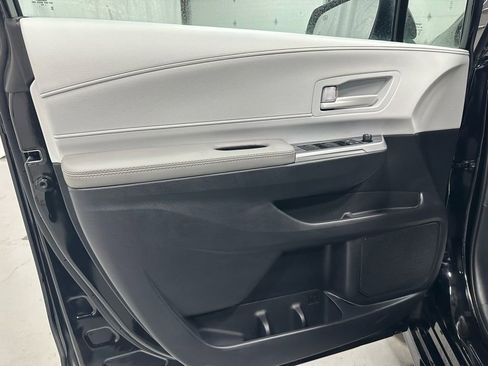 Used 2025 Toyota Sienna LE image 8